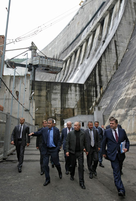 Premierul rus, Vladimir Putin, vizitează centrala Saiano Şuşenskaia