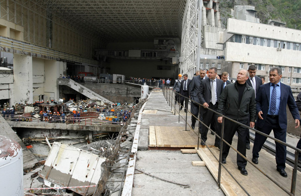 Premierul rus, Vladimir Putin, vizitează centrala Saiano Şuşenskaia
