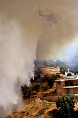 Grecia cere ajutorul Franţei şi Italiei pentru stingerea incendiului (Imagine: Mediafax Foto/AFP)