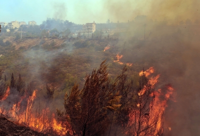 Sute de locuitori de la periferia Atenei, evacuaţi din cauza incendiilor (Imagine: Mediafax Foto/AFP)