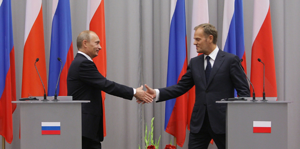 Premierul rus Vladimir Putin (s) şi primul ministru polonez, Donald Tusk
