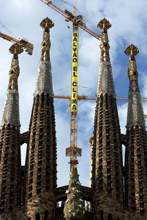 Sagrada Familia din Barcelona, luată cu asalt de Greenpeace