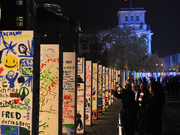 Lanţul de domino ce simbolizează Zidul Berlinului