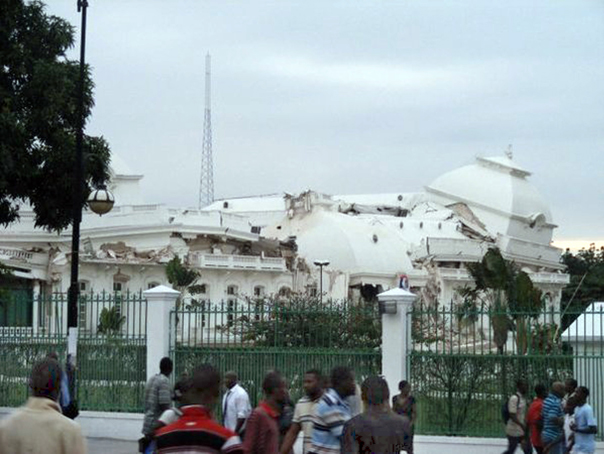 Mai multe clădiri s-au prăbuşit în urma unui puternic seism, în Port-au-Prince