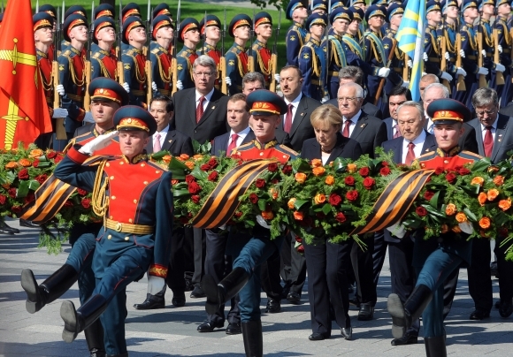 Militari NATO au defilat pentru prima dată în Piaţa Roşie (Imagine: Mediafax Foto/AFP)