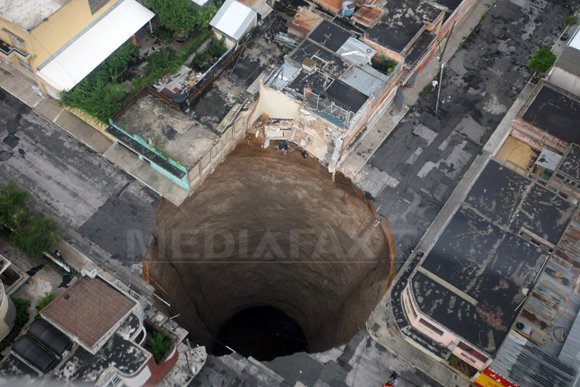 O groapă creată de o furtună tropicală a înghiţit o clădire de trei etaje (Imagine: Mediafax Foto/AFP)