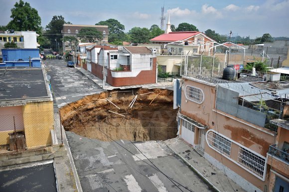 O groapă creată de o furtună tropicală a înghiţit o clădire de trei etaje (Imagine: Mediafax Foto/AFP)