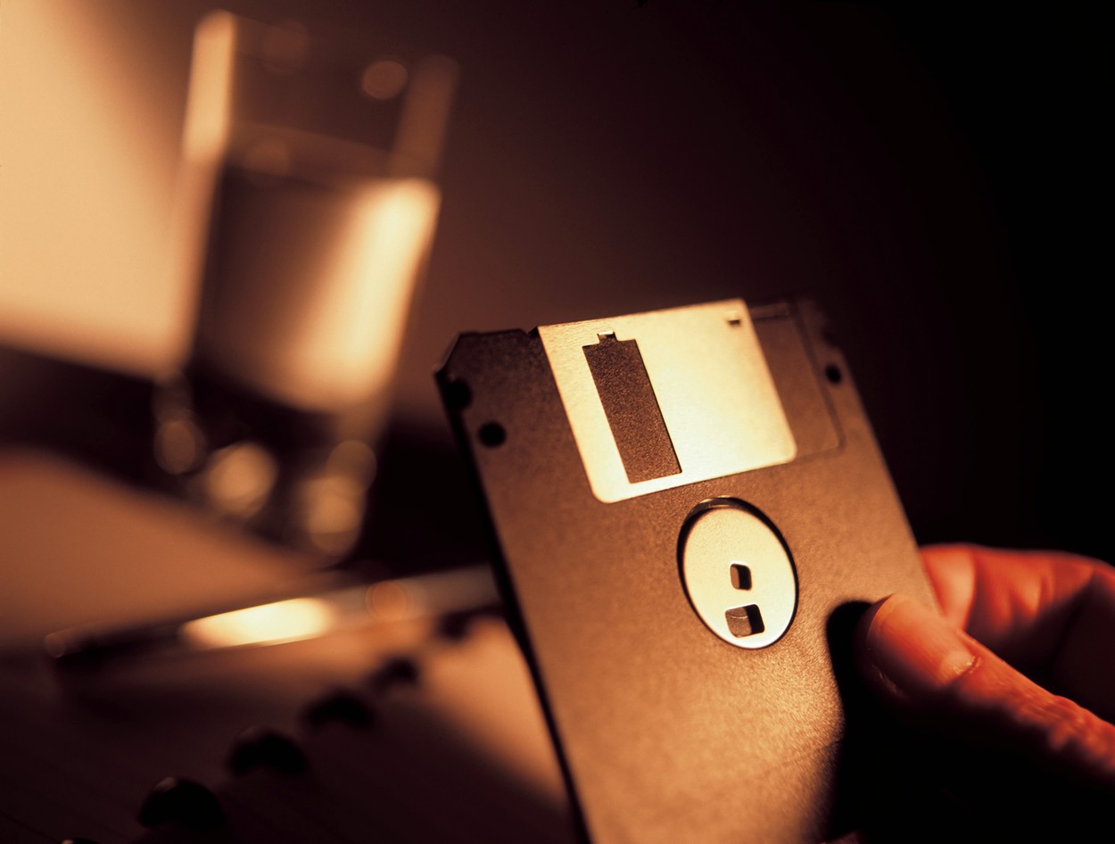 Ministrul japonez al tehnologiei digitale declară război dischetelor şi ...