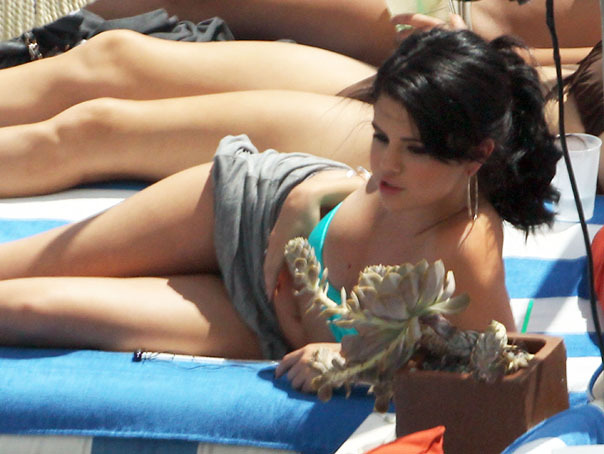  Selena Gomez pe un sezlong in Miami (Imagine: Hepta)
