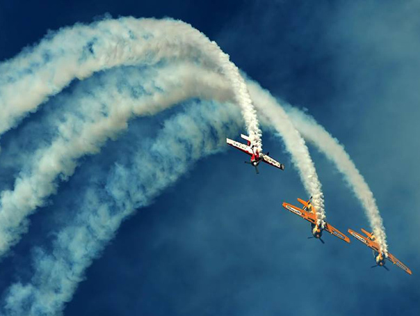 Două avioane s-au ciocnit la un show aviatic în Portugalia. Un pilot a ...