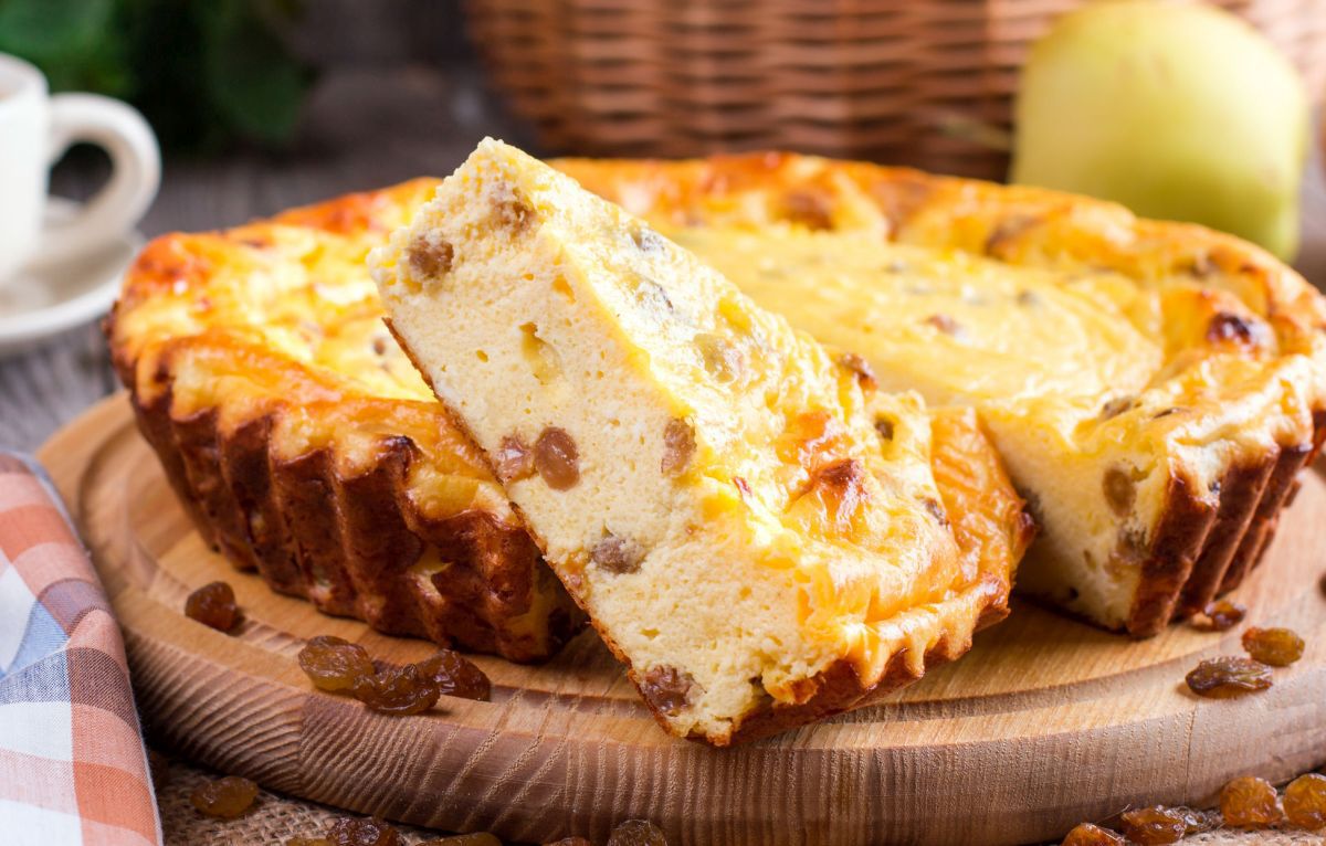 Reţetă de pască fără aluat cu brânză de vaci şi stafide, un desert uşor de Paşte