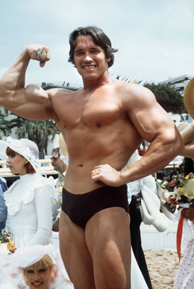 Arnold Schwarzenegger pozează la Festivalul de la Cannes din 1977