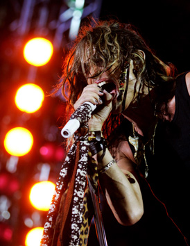 Steven Tyler, solistul trupei Aerosmith, susţine un concert la Bangalore