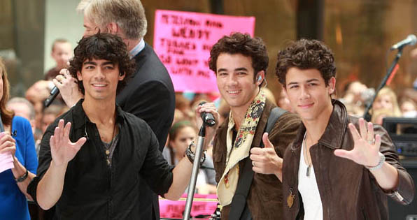 Joe Jonas, Kevin Jonas şi Nick Jonas de la The Jonas Brothers