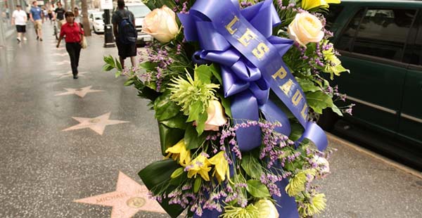Steaua chitaristului de pe Walk of Fame, acoperită cu flori 