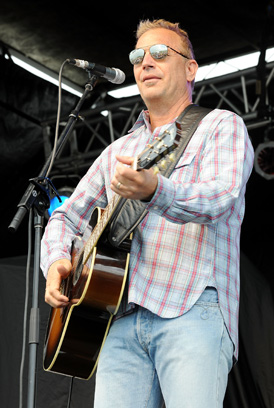 Kevin Costner ar putea veni la Arad în calitate de muzician (Imagine: Mediafax Foto/AFP)