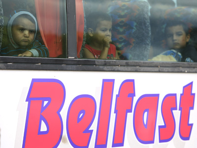 Peste 100 de români s-au refugiat într-o biserică din Belfast de teama atacurilor rasiste