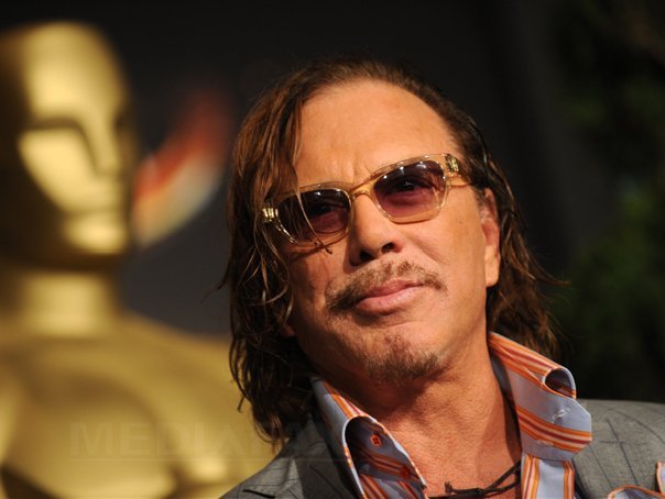 Mickey Rorgue Mickey Rourke îşi va scoate doi dinţi pentru un rol