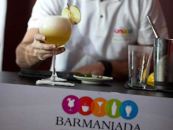 Domino cu bere şi tequila, la Barmaniada 2011, în Capitală (Imagine: Mihnea Ratte)