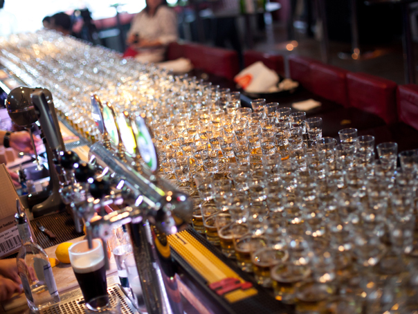 Domino cu bere şi tequila, la Barmaniada 2011, în Capitală (Imagine: Mihnea Ratte)