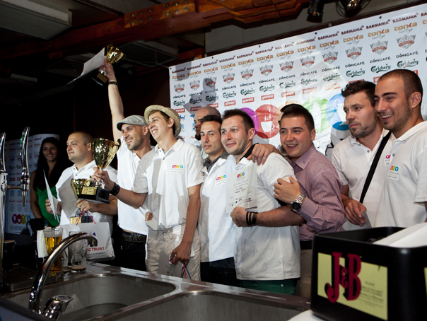 Domino cu bere şi tequila, la Barmaniada 2011, în Capitală (Imagine: Mihnea Ratte)