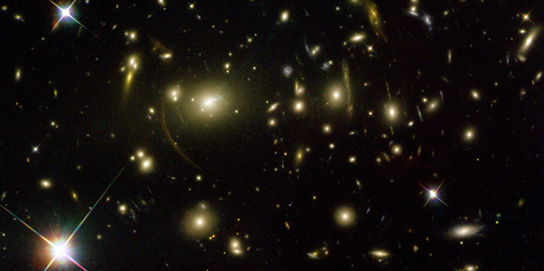Galaxia Abell 2390, aflată la o distanţă de 2,7 miliarde de ani lumină de Pământ